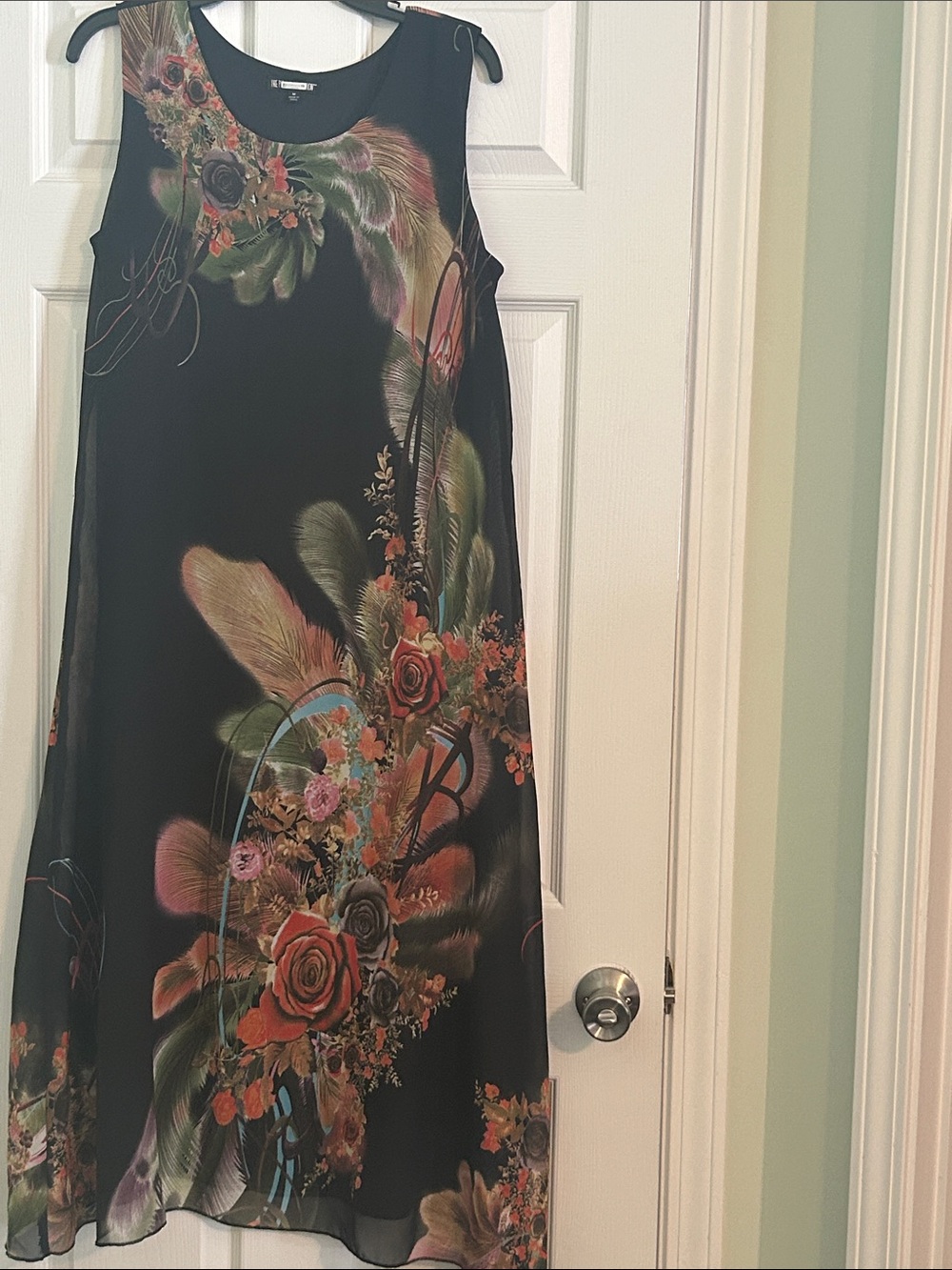 The Pyramid Collection Black Sleeveless Floral Shift Dress
